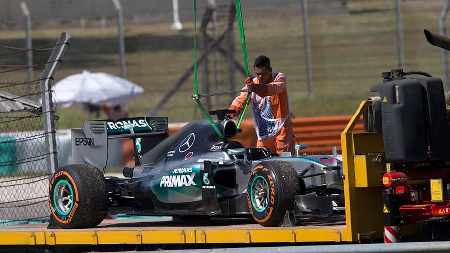 Lewis Hamilton muss seinen Silberpfeil im Auftakt-Training bereits nach einer halben Stunde wieder abstellen. Er meldet Probleme mit der Leistung.