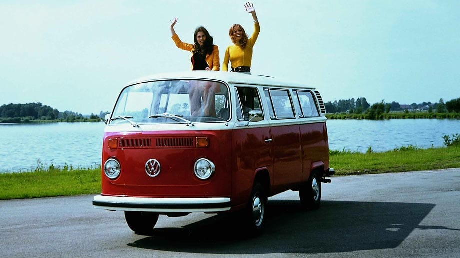 Auf Rang drei bei der Oldtimer-Wertentwicklung landete zuletzt der VW-Bus Typ 2 (1967 bis 1972). Für den VW-Klassiker werden Preise von über 25.000 Euro gezahlt. Für einzelne Modelle des Bulli T1 Samba legten Käufer schon über 100.000 Euro hin.