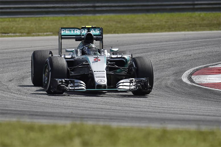 Im dritten freien Training stimmt die Leistung bei Nico Rosberg noch. Er fährt Bestzeit vor Lewis Hamilton.