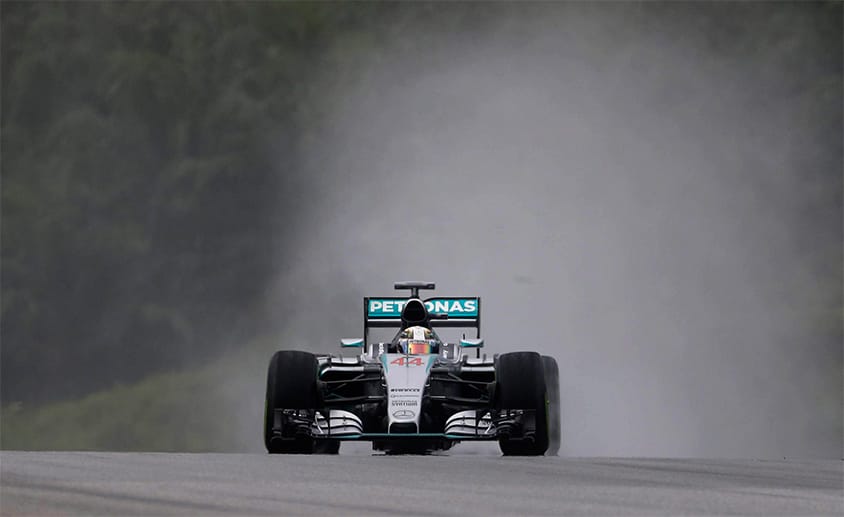 Weltmeister Lewis Hamilton lässt sich derzeit von nichts und niemandem aus der Ruhe bringen. Der Brite fährt erneut auf die Pole Position.