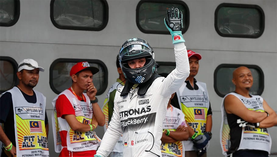 Nico Rosberg (mit Helm) ist der geschlagene Mann. Er enttäuscht mit dem dritten Platz und gibt anschließend zu, dass ihn das nervt.