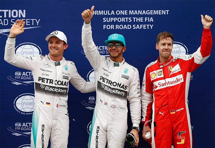 Wie nahe sich die beiden Mercedes-Piloten Nico Rosberg und Lewis Hamilton (v.li.) derzeit stehen, sieht man auf diesem Bild ganz gut. Vettel komplettiert das Trio.
