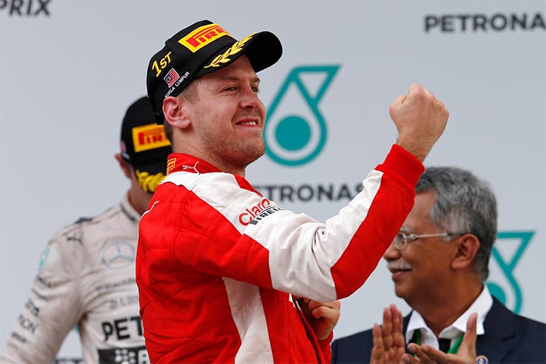 Bereits in seinem zweiten Rennen für Ferrari erringt Vettel den ersten Sieg für die Scuderia.
