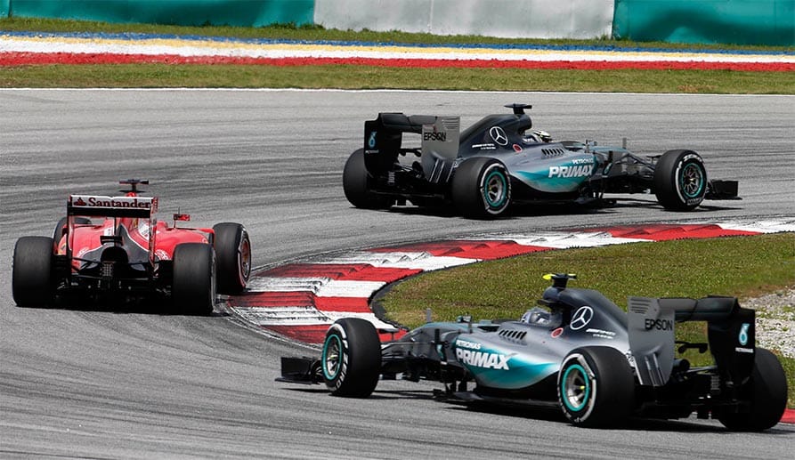 Nach dem zweiten Stopp Vettels (Mi.) kommt er vor Rosberg (re.) zurück aus der Box. Als Hamilton auch wieder stoppt, ist der Ferrari-Sieg zum greifen nah.