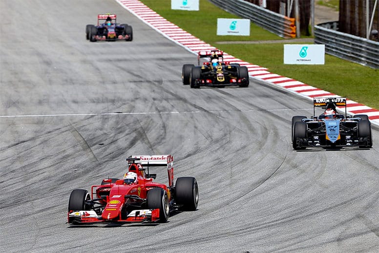 Die Silberpfeile entscheiden sich, die Reifen zu wechseln. Dadurch übernimmt Vettel vor Hülkenberg die Führung.