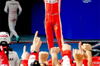 Am Ende ist die Sensation perfekt: Sebastian Vettel lenkt den Ferrari in Malaysia zum Sieg über die bis dahin überragenden Silberpfeile.