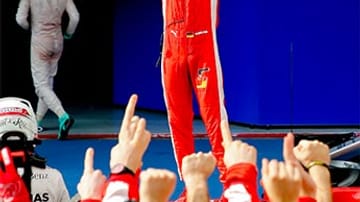 Am Ende ist die Sensation perfekt: Sebastian Vettel lenkt den Ferrari in Malaysia zum Sieg über die bis dahin überragenden Silberpfeile.