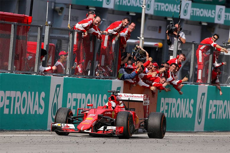 Hamilton gelingt es nicht mehr, Vettel noch einzufangen. Er macht nicht nur sich und Ferrari, sondern ein ganzes Land glücklich.
