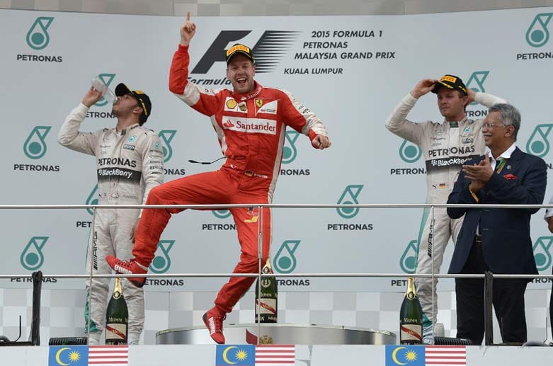 Wie einst Michael Schumacher zeigt Vettel den Siegersprung. Die Mercedes-Piloten sind da nur Statisten.
