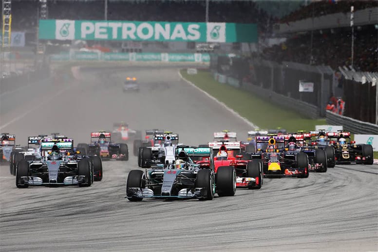 Vettel (in rot re.) startet von Rang zwei und behauptet seine Position im Mercedes-Sandwich.