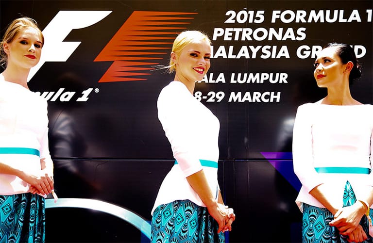 Auch in Malaysia gibt es kühle Blonde Schönheiten an der Strecke.
