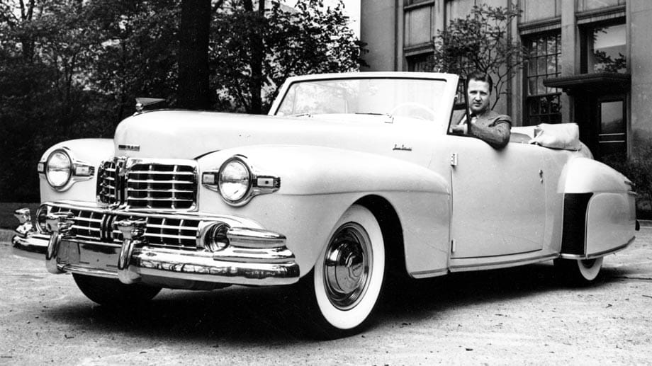 Auf diesem Foto aus dem Juni 1946 posiert Henry Ford II, Enkel des Ford-Gründers Henry Ford in einem Continental-Cabriolet.