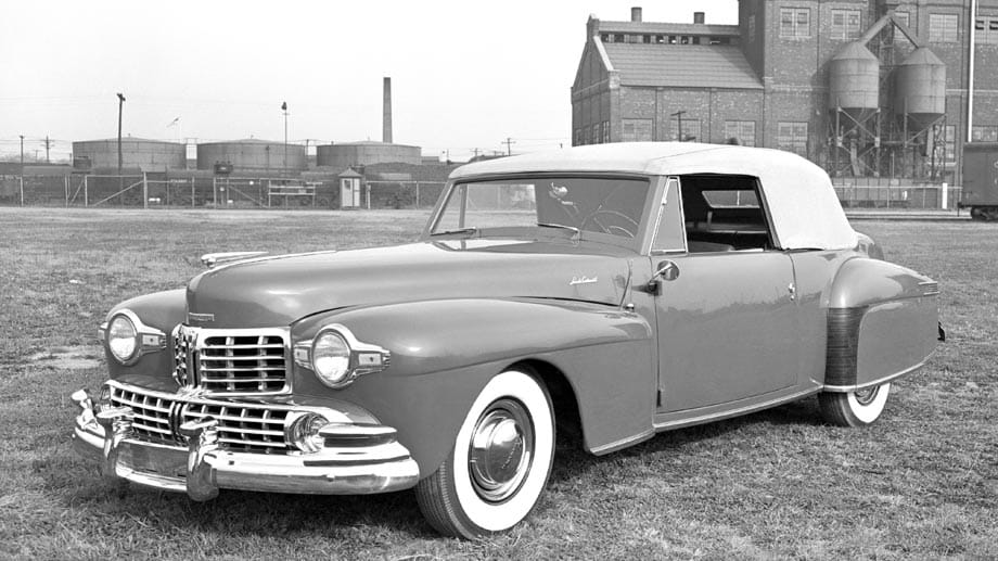 Ein weiteres Schmuckstück aus den 40er-Jahren: Ein Lincoln Continental Cabrio V12 aus dem Jahr 1948. Ein charakteristisches Kennzeichen aus dieser Zeit war der geteilte Kühlergrill - dieser wurde im neuen Modell durch einen rechteckigen Gittergrill ersetzt.