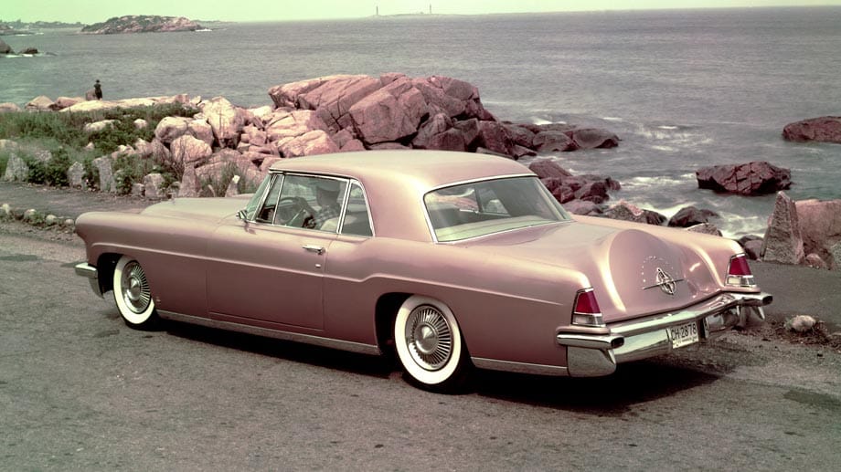 Ein weiterer Lincoln Continental Mk II, allerdings in etwas gewöhnungsbedürftiger Farbe.