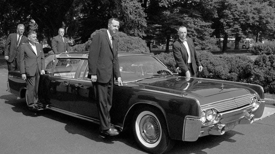 Der dunkle Fleck in der Continental-Historie: John F. Kennedy fuhr in einem Continental-Cabrio mit, als er 1963 in Dallas ermordet wurde. Hier ist seine Limousine umringt von Sicherheitsmännern zu sehen.