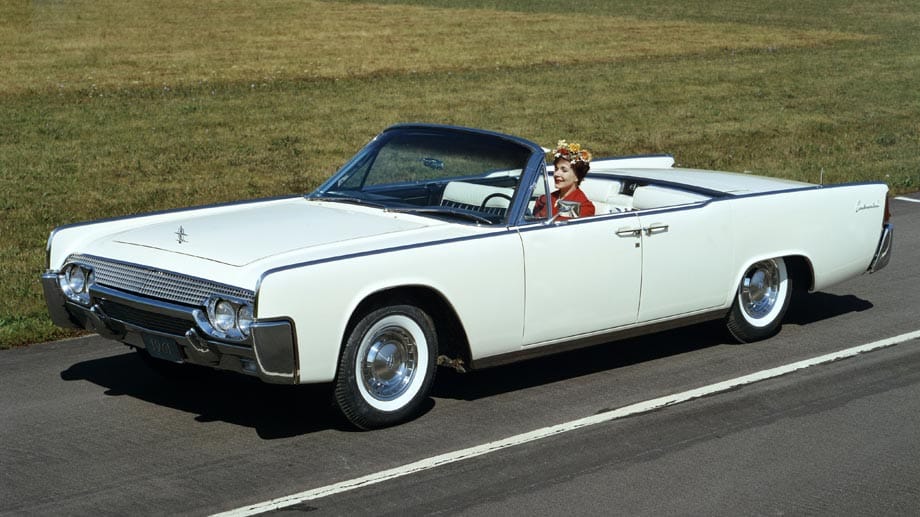 Neben dem Präsidenten fuhren auch viele Schöne und Reiche in den Sechziger Jahren einen Lincoln Continental Convertible.