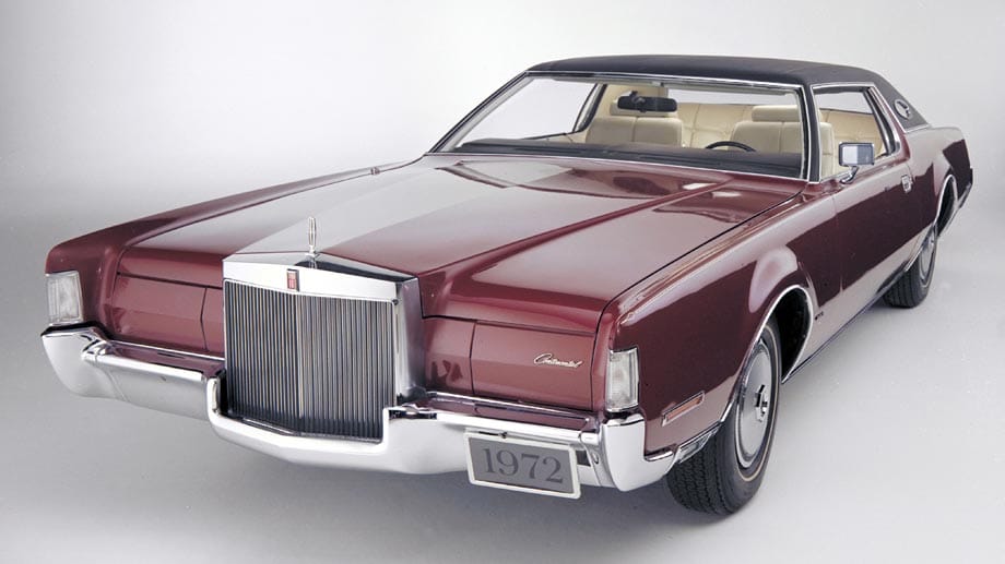 Vor allem was die Front anbelangt, zeigte sich der Lincoln Continental zehn Jahre später stark verändert. Hier zu sehen ist ein Continental Mark IV aus dem Jahr 1972.