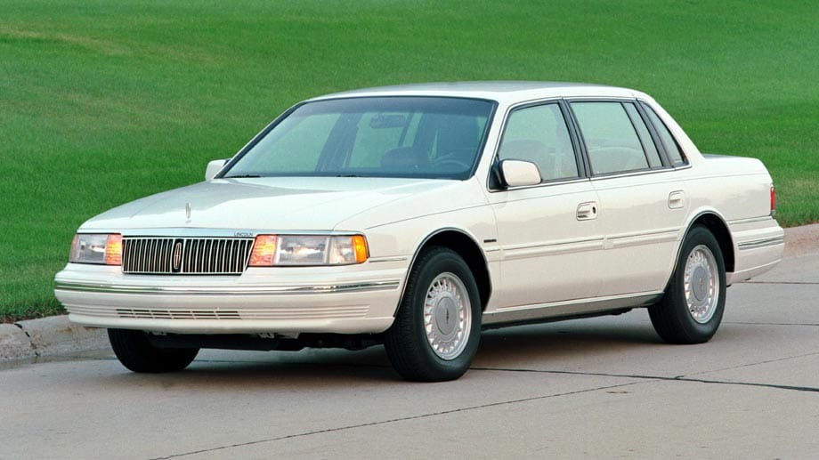 1990 wurden in Nordamerika 62.732 Continentals verkauft. Danach begann der Absatz allerdings zu bröckeln. Der Lincoln Continental hier im Bild entstammt dem Jahr 1992.