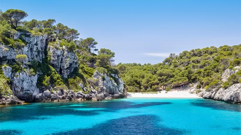 Kleine Buchten wie die Cala Macarelleta tragen zum Reiz Menorcas bei.