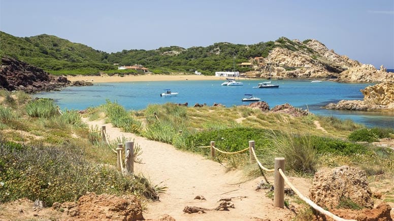 Im Norden der Insel, hier an der Cala Pregonda, ändert sich das Landschaftsbild alle paar Kilometer.