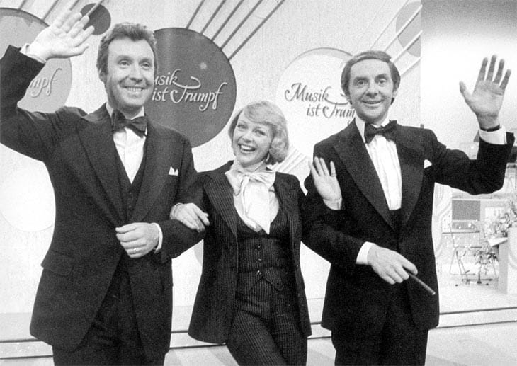 1970: Harald Juhnke (re.), Barbara Schöne und Spaßvogel Peter Alexander in der beliebten Sendung "Musik ist Trumpf".