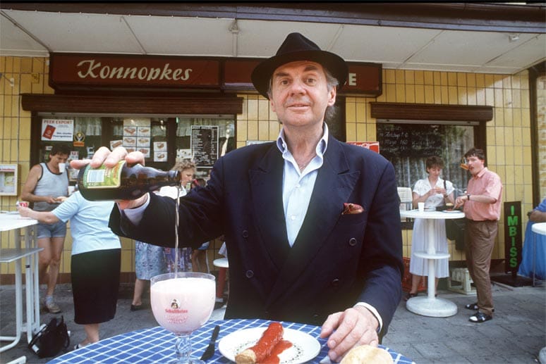 Ein Berliner durch und durch: Harald Juhnke ließ sich 1991 vor einer Currywurstbude fotografieren - und goss sich ein Bier ein.