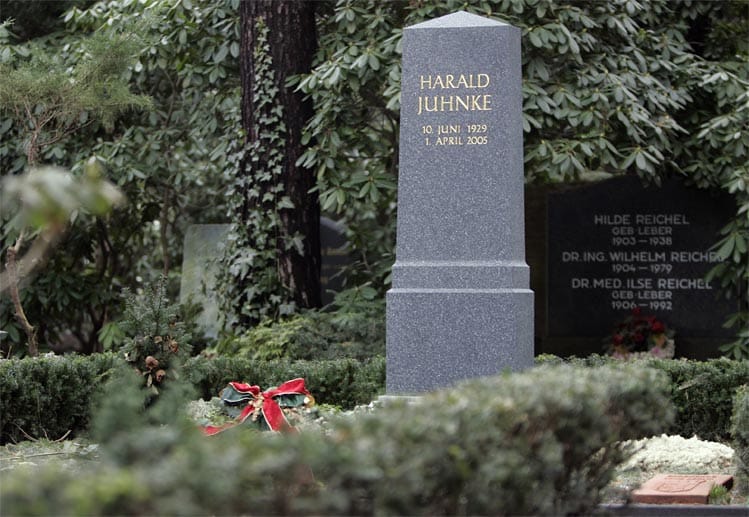 Harald Juhnke wurde auf dem Waldfriedhof in Dahlem beigesetzt.