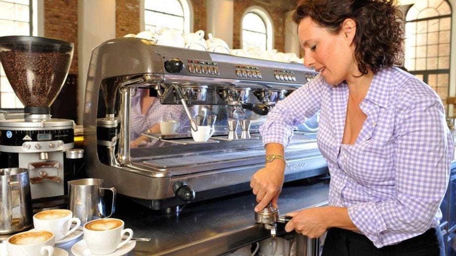 Die Deutsche Baristameisterin 2009, Nana Holthaus-Vehse, erklärt: "Wenn man bereits gemahlenen Kaffee kauft, sollte dieser luftdicht aufbewahrt und zügig verbraucht werden." Mahlt man hingegen jede Portion frisch, ergebe sich meist ein aromatischerer Geschmack. wanted.de hat sich exklusiv Tipps bei der Expertin geholt, die ihr Können auch in Barista-Kursen weitergibt.