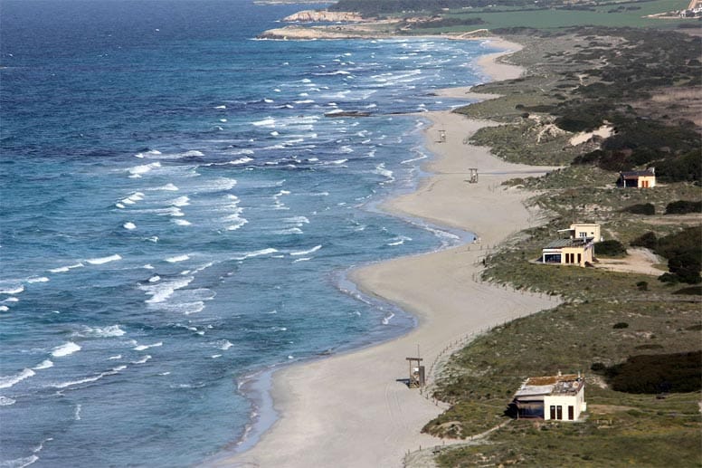Die Küste Menorcas kommt vielerorts deutlich ursprünglicher daher als die der großen Schwester Mallorca.