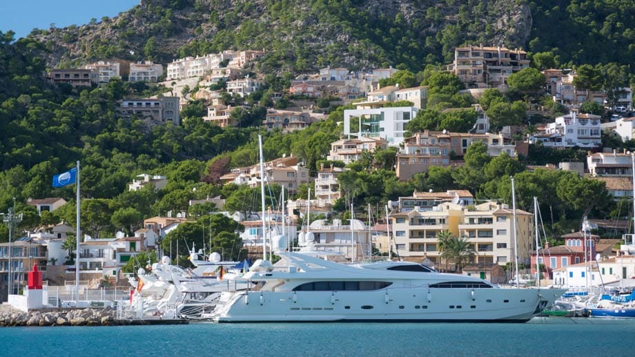 Ein paar Tage raus mit dem Boot an der Côte d'Azur gehört für viele Superreiche zur Entspannung zwischendurch. Gute, aber richtig teure Liegeplätze für die Yacht gibt’s beispielsweise in Nizza.