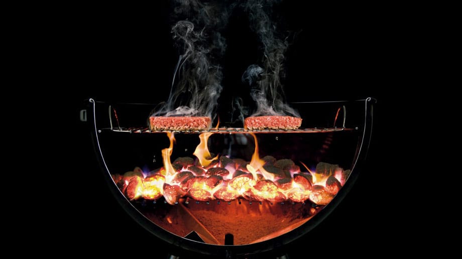So sieht es aus, wenn Burger gegrillt werden. Der Grill wurde mit einem Hochdruck-Wasserstrahl in zwei Teile geteilt. Myhrvold: "Es gibt Gründe, warum andere Kochbücher keine Geräte in zwei Teile schneiden… es wird sehr schwierig, damit zu arbeiten." So sieht es aus, wenn Burger gegrillt werden. Der Grill wurde mit einem Hochdruck-Wasserstrahl in zwei Teile geteilt. Myhrvold: "Es gibt Gründe, warum andere Kochbücher keine Geräte in zwei Teile schneiden… es wird sehr schwierig, damit zu arbeiten."