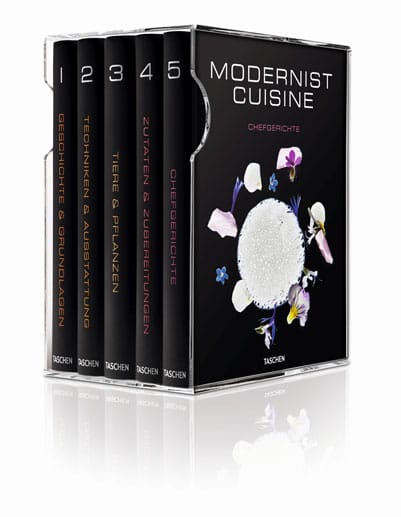 Dieses Buch kostet 399 Euro: Wer die 2478 Seiten "Modernist Cuisine" im Acrylschuber erwirbt, braucht zum Ausgleich so schnell kein anderes Kochbuch mehr.