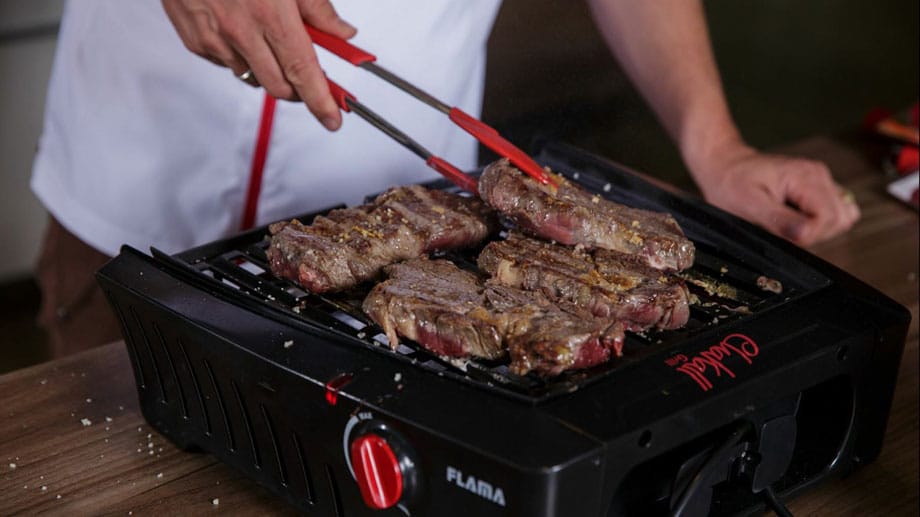 Es darf serviert werden. Tipp: Der Grill soll nie zu heiß sein. Sonst wird Fleisch zum braun verkohlten Brocken. Es darf serviert werden. Tipp: Der Grill soll nie zu heiß sein. Sonst wird Fleisch zum braun verkohlten Brocken.