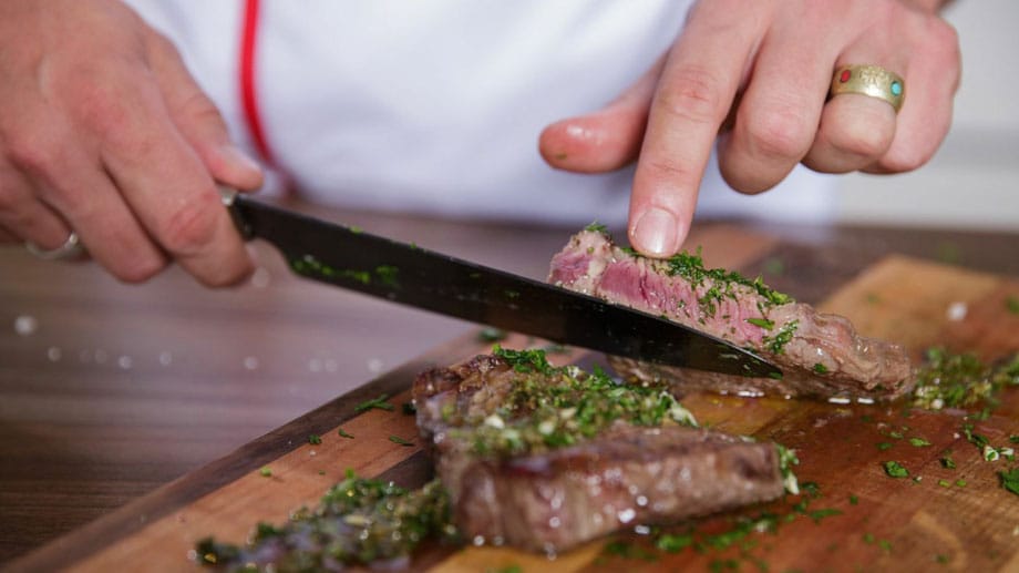 Vor dem Anschneiden darf das Fleisch ruhig fünf Minuten ruhen, mit Alufolie abgedeckt. Dann läuft der Fleischsaft nicht beim Anschneiden heraus.