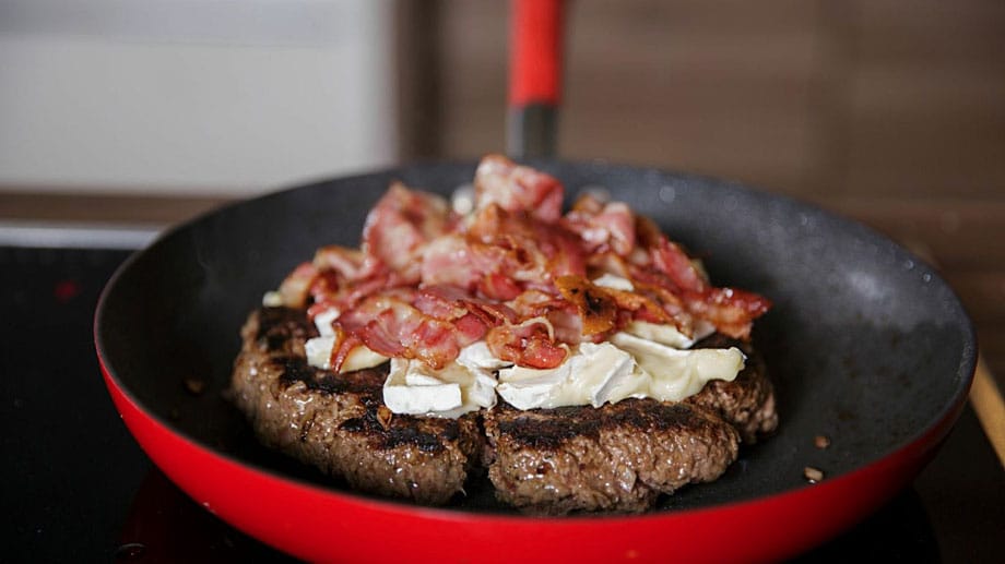 Kalorienbomber: Fleisch, Brie-Käse und Bacon vereinen sich zum Chakaburger. Wer statt der industriellen Version einen Rohmilch-Brie (erhältlich im Fachhandel oder manchen Hofläden) wählt, bekommt noch mehr Geschmack.