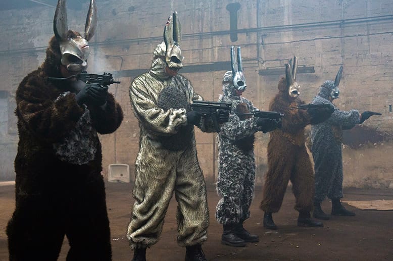In der Vergangenheit schoss die Guerilla-Truppe bei Charity-Events mit Paintball-Gewehren auf die reichen Gästen, um auf die Verlogenheit dieser Leute und ihrer Veranstaltungen hinzuweisen. Unter ihrem neuen Anführen Frank sollen sie nun mit echten Maschinengewehren losziehen und radikaler werden.