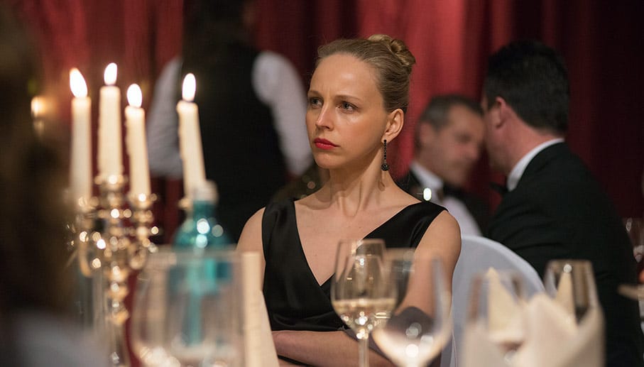 Zu den Gästen des Charity-Events gehört auch Kommissarin Lorenz (Petra Schmidt-Schaller).