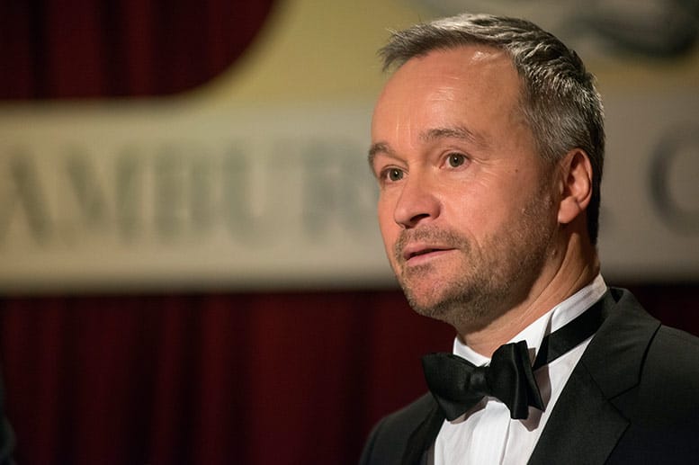 Die Polizistin wird als Begleiterin des Anwalts Sönke Sauer (Thomas Darchinger) zu einer der Geiseln von den Bad Easter Bunnys.