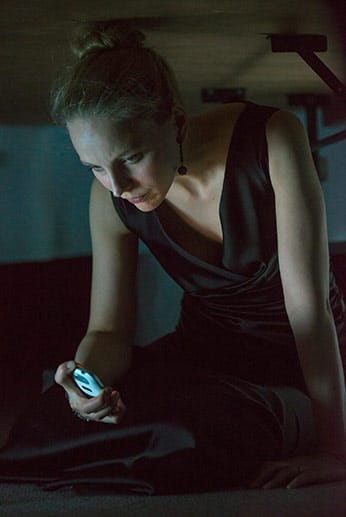 Katharina Lorenz hat ihr Handy vor den Geiselnehmern verstecken können und nimmt Kontakt zu Falke auf. Dabei begibt sie sich in große Gefahr.