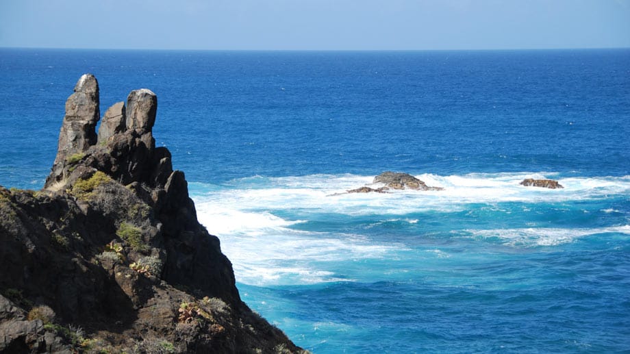 Spektakuläre Blicke auf die Felsenküste bieten sich dem Besucher an zahlreichen Stellen der Insel.