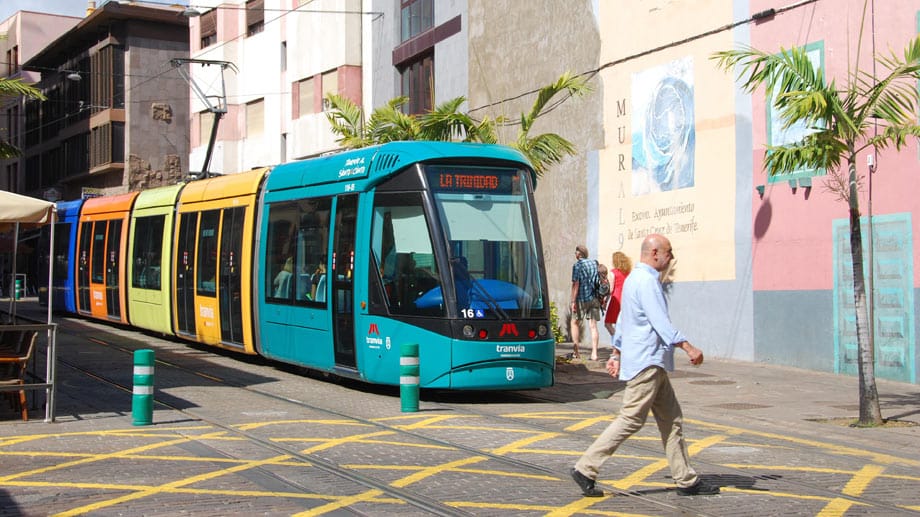 Eine moderne Straßenbahn verbindet die Stadt Santa Cruz mit der Universitätsstadt La Laguna.