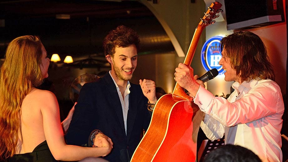 Vom Schwiegerpapa in spe gab es auch noch eine Gitarre für Joelinas Freund - denn der hatte einen Tag nach Drews ebenfalls Geburtstag.