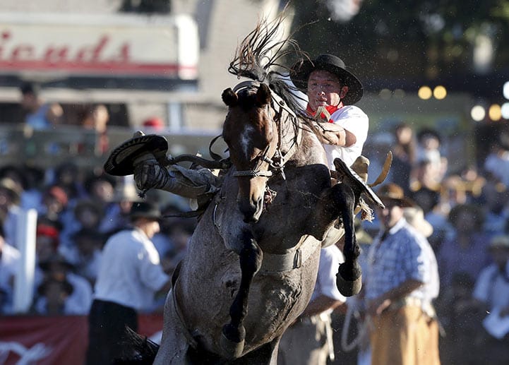 Beim alljährlichen Gaucho-Festival messen Männer aus Südamerika ihr Können in verschiedenen Disziplinen. Unbestrittener Höhepunkt ist das Rodeo-Reiten.