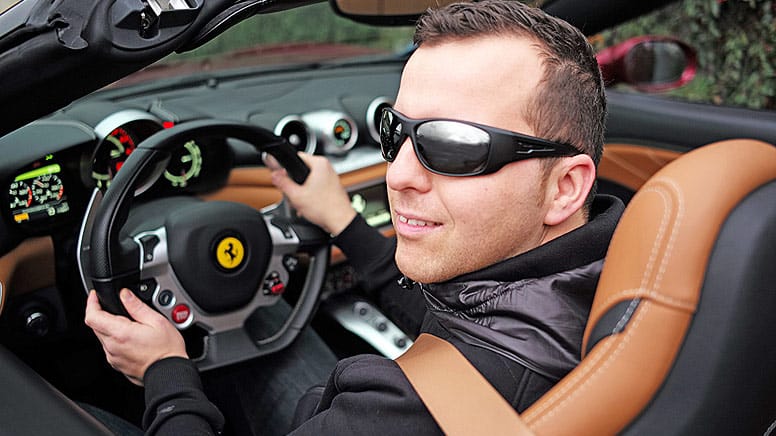 Wanted.de Autor Christian Sauer am Steuer des Ferrari California T mit 560 PS starkem V8-Turbo-Motor.