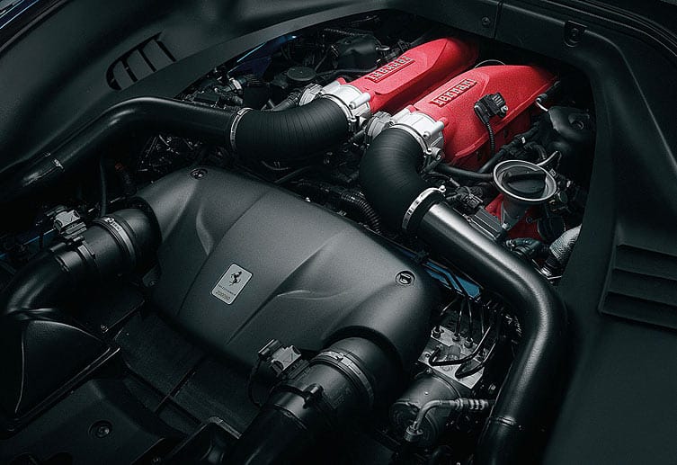 Aus 3,9 Litern Hubraum schöpft Ferraris erster Turbo seit Jahren maximal 755 Nm Drehmoment bei 4750 Touren und 560 PS bei 7500 Umdrehungen. Möglich machen das zwei Twinscroll-Turbolader und aus der Formel 1 abgeleitete Entwicklungen.