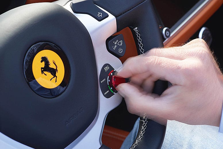 Am handlichen Multifunktionslenkrad, das wir bereits aus anderen Ferrari-Modellen kennen, lassen sich neben den wichtigsten Funktionen wie Blinker oder Scheibenwischer, auch das Manettino mit drei Fahrprogrammen bedienen.