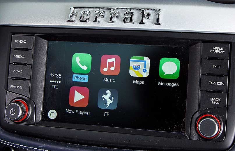 Das moderne Infotainment-System mit 6,5 Zoll großem Touchscreen bietet wie im Ferrari FF vielfältige Anschlussmöglichkeiten, Apple CarPlay und ein klangstarkes Soundsystem.