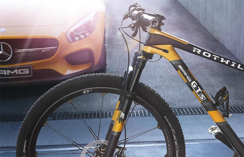 Bei der Farbgebung haben sich die Designer des Rads am zweisitzigen Sportwagen orientiert. Das Bike ist wie sein automobiles Vorbild in Solarbeam-Gelb und Carbon-Schwarz gehalten.