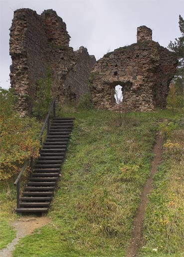 Besucher der Gegend können die verfallene Burg von Kamyk bewundern oder zum Eisberg wandern.