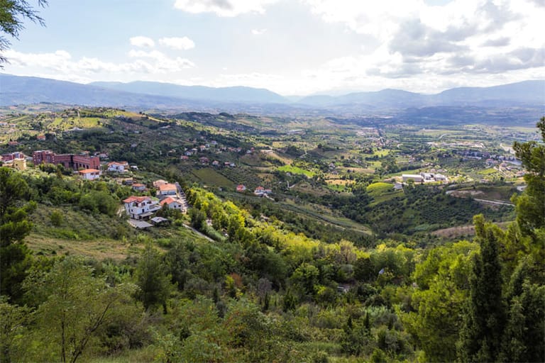 Das Olivenöl der Region ist bekannt für seine hellgrüne Farbe und seinen intensiven Geschmack und wird in Gegenden wie diesen angebaut.